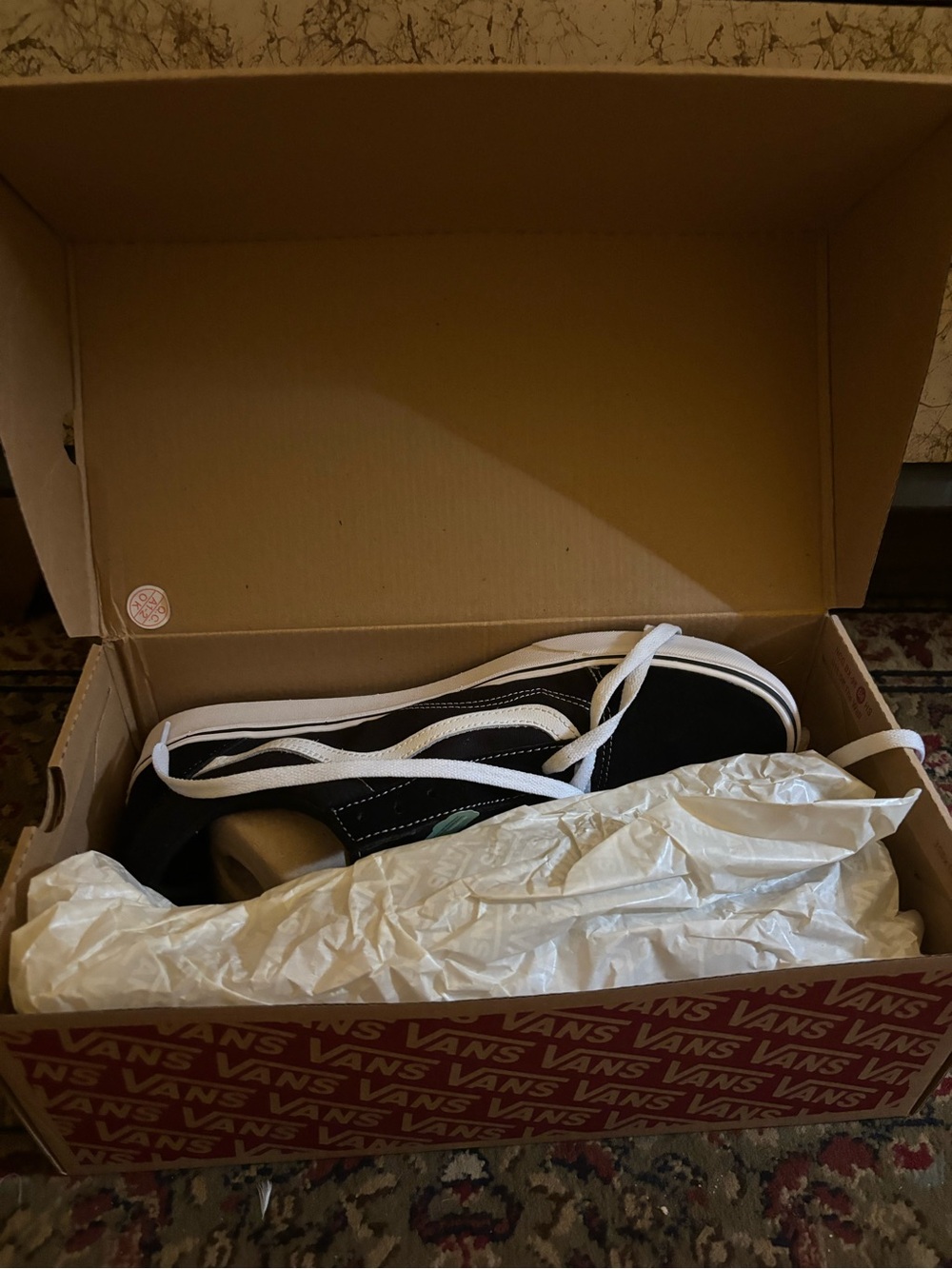 Vans Comfycush Old Skool
Shoes-Men’s Black & White Classic Low-Top Sneakers